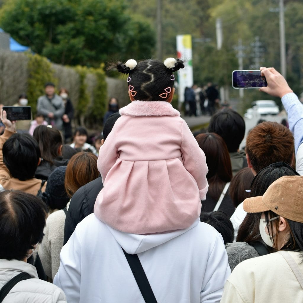 Why Japanese People Queue So Beautifully